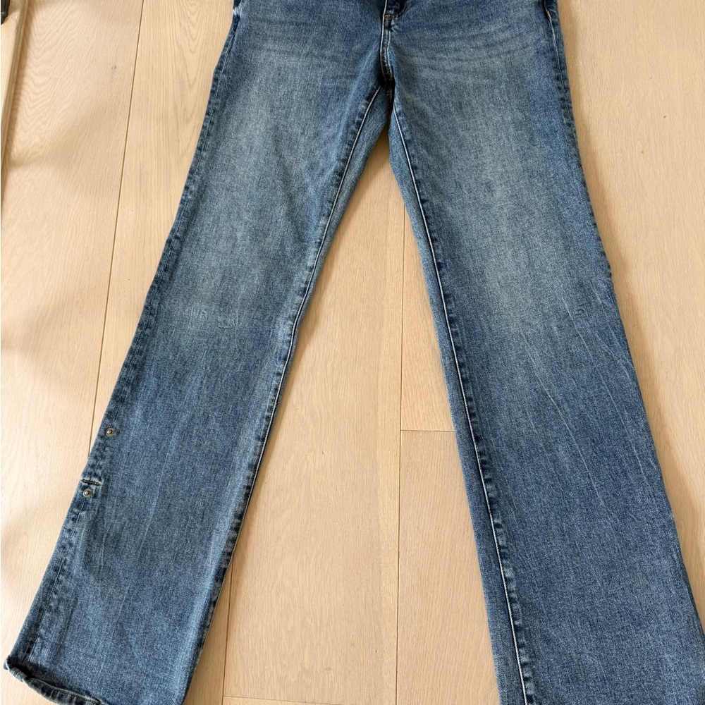 Alice + Olivia Faded Blue Straight-Leg Jeans. Like New
